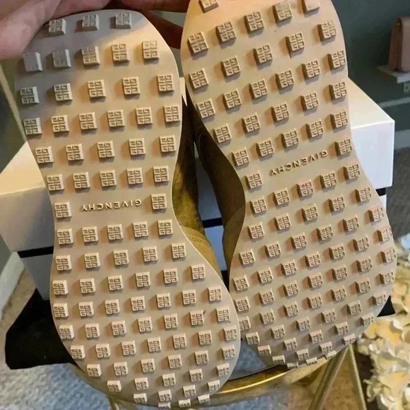 Givenchy runner active patent leather low trainers in light pink/beige color. - Picture 6 of 11